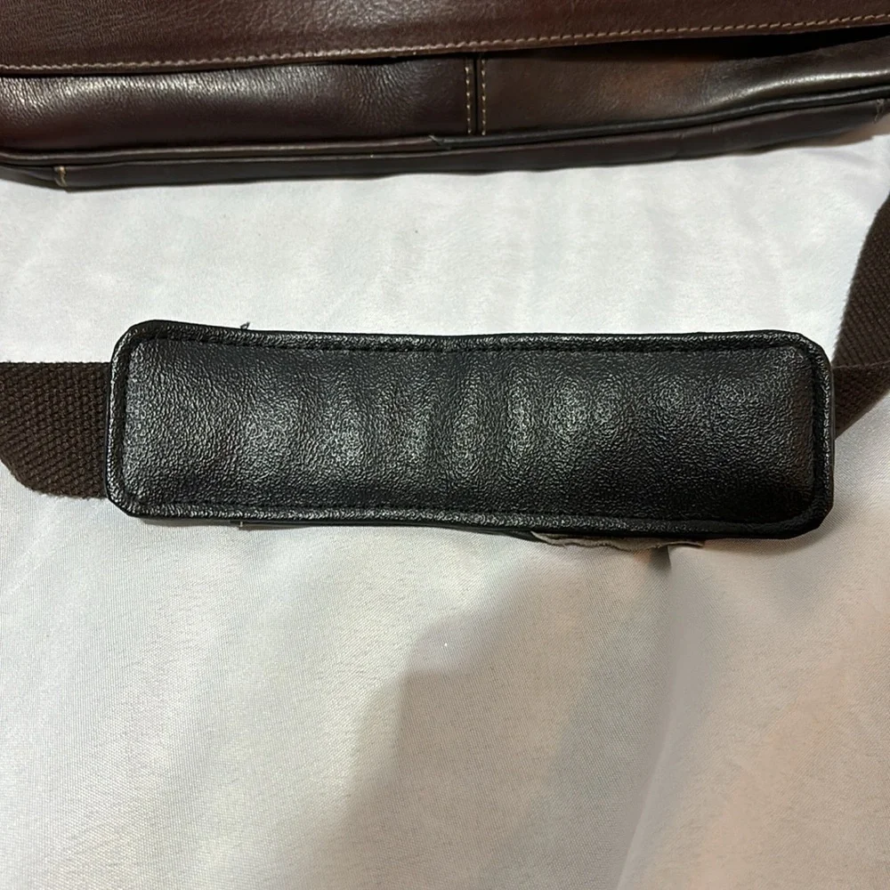 Kenneth Cole Reaction Risky Business Brown Leather Laptop Messenger Bag 524541